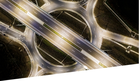 Een foto van een leeg snelwegen-knooppunt vanuit de lucht